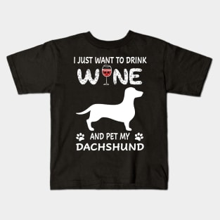 I Just Want To Dink Wine And Pet My Dachshund Kids T-Shirt